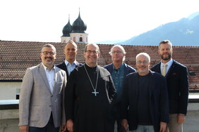 Von links Alberto Palaia, Ursin Defuns, Abt Viteli Monn, Clemens Rathofer, René von Niederhäusern, Tom Etter Rektor a.i.