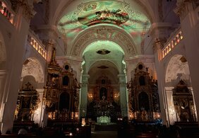 Die mit Kerzenlicht stimmungsvoll beleuchtete Martinskirche.